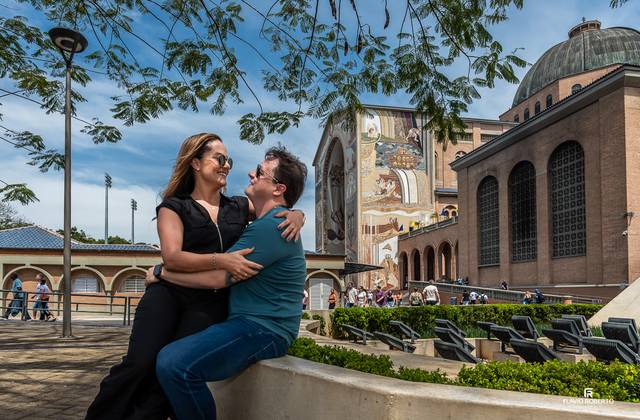 Ensaio de Casal de Ensaio de Casal no Santuário Nacional de Aparecida: Fé, Amor e um Sim Abençoado