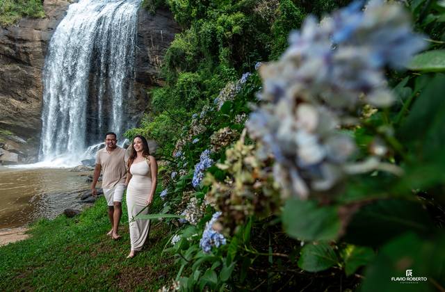 Pre Wedding de Pre Wedding na Cachoeira Grande de Lagoinha: Amor, Natureza e Emoção à Beira da Queda d’Água