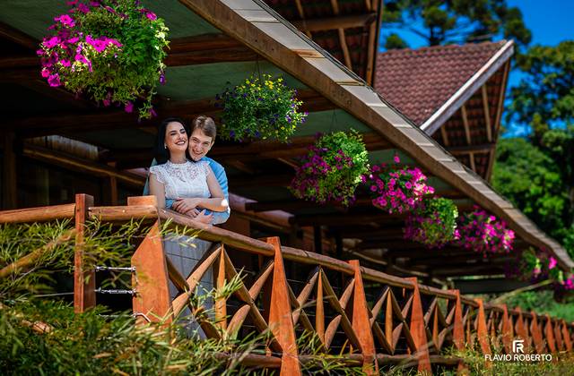 Pre Wedding de Ensaio Pré Casamento no Jardim dos Pinhais em SP: Fotos no Campo com Flores e Jardins