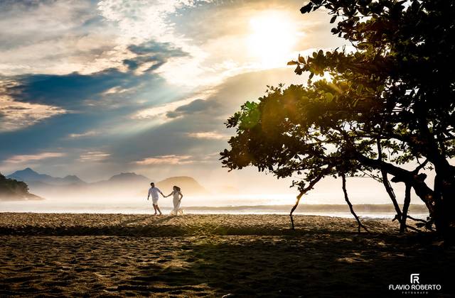 Pre Wedding de Ensaio Pré Casamento na Praia de Ubatuba: Fotos Naturais, Conexão Real e Emoção Verdadeira