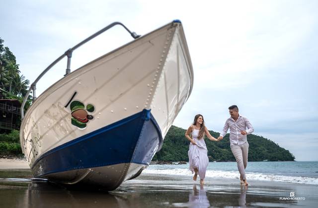Pre Wedding de Ensaio Pre Wedding na Praia da Almada, Ubatuba: conexão real, amor e emoção mesmo sob o céu nublado