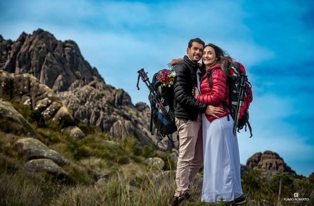 Pre Wedding de Nem toda noiva sonha com um castelo. Algumas sonham com uma montanha | Pre Wedding no Pico das Agulhas Negras