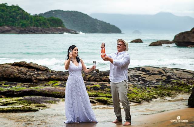 Ensaio de Casal de Com cenários encantadores, Ubatuba é um lugar perfeito para ensaio de casal na praia