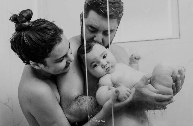 Família de Ravi e seus pais no banho