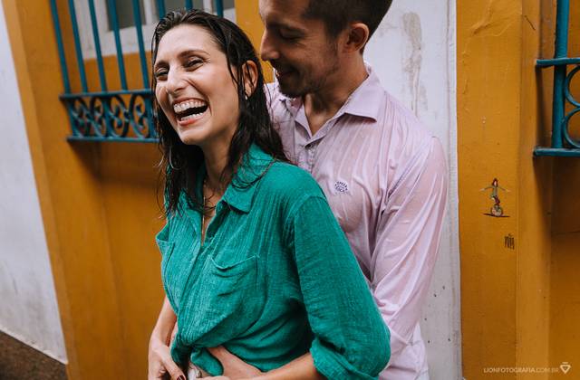 Pré-casamento de Ensaio na chuva pelas ruas de Santos - Daniela e Vitor