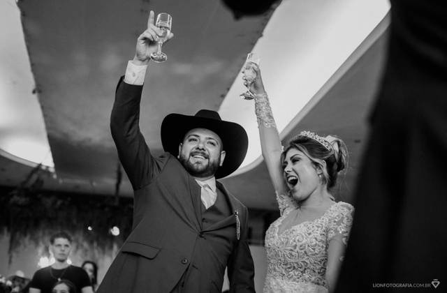 Casamento na Igreja de Casamento Clássico e Cheio de Emoção: O Grande Dia de Júlia e Vinicius