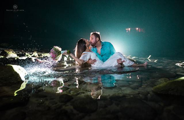 Pre-Wedding de Ensaio romantico  noturno na praia - Leandro e Gi