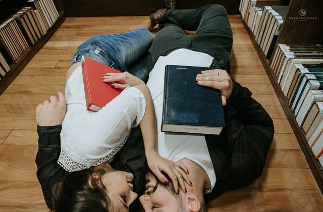 Pre-Wedding de E-session na biblioteca da faculdade Kayo e Amanda