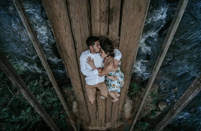 Pre-Wedding de Ensaio na cachoeira e com cahorrinhos - Chris + Ju