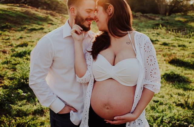 Gestante de Ensaio de gestante - Cristiana e família