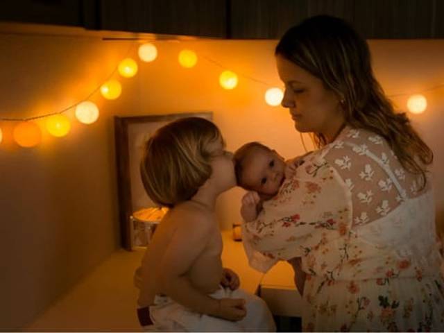 Newborn de Newborn Belo Horizonte: No confortável colo da mamãe e no beijo carinhoso do irmãozinho.