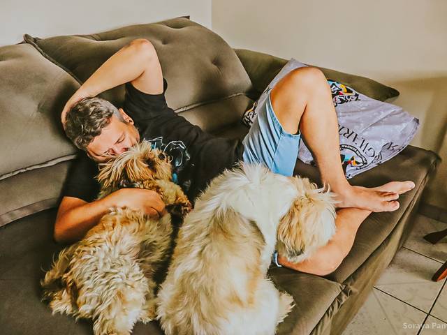 Fotografia Documental de Arthur e seus cachorros - Ensaio de Familia com Pets no Rio de Janeiro RJ