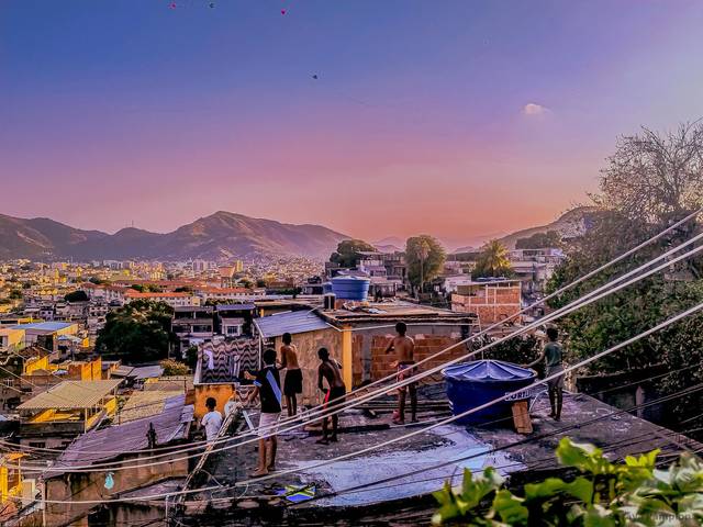 Na Midia de Foto publicada no instagram do Veja Rio - Infância raiz na favela carioca -