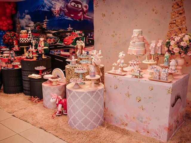 Família de Manu & Leo | Aniversário Carros e Unicórnio | Espaço Caramelados