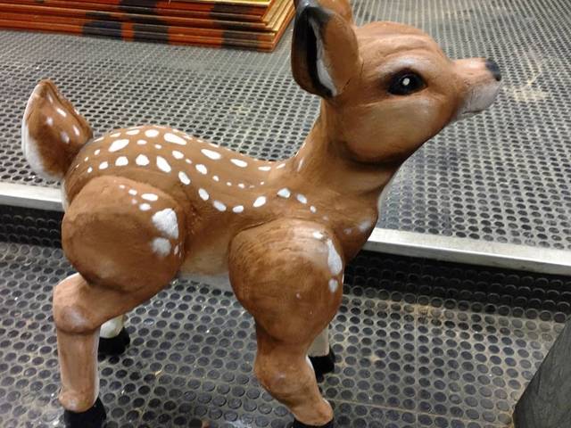 Escultura  de Baú Bambi em madeira 