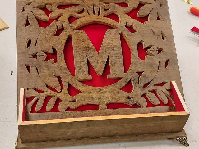 Escultura  de Porta Bíblia para o Mackenzie em madeira 