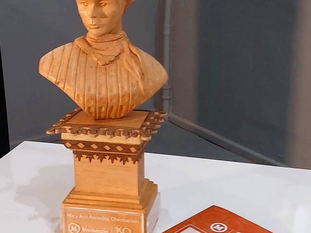 Escultura  de Busto em madeira para evento do Mackenzie 