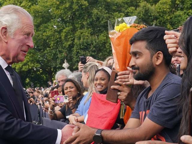 Notícias de Rei Charles promete servir com 