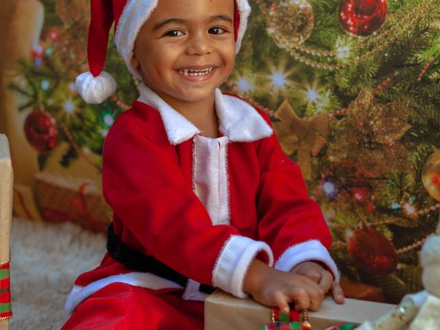 Ensaio de natal de Gabriel, de papai noel a super herói...