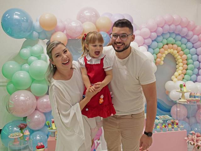 Aniversários  de Lavínia 3 anos: uma festa cheia de alegria, amigos e muitas risadas