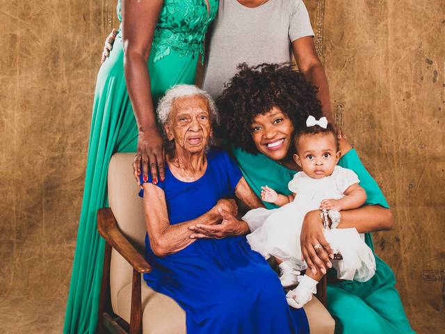 Famílias de Maria, Wany, Dulce, Luana, Ayla e os Retratos