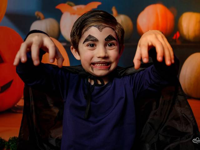 Infantil de Halloween do Caetano