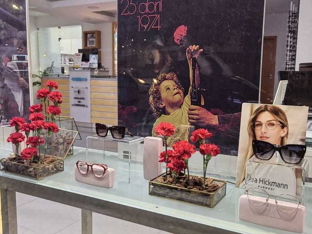 Vitrinismo | Visual Merchandising de Vitrinismo | Montras Celebração 50 anos do 25 de Abril 2024