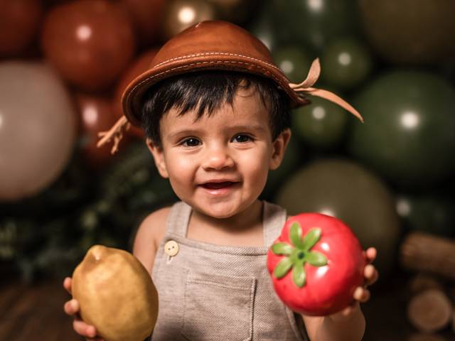 Ensaio de crianças de Smash the fruit Isac