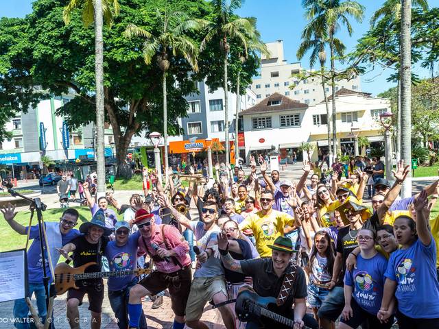 Eventos de APAE na Praça Ângelo Piazeira - Semana DownUmAbraço - Show Banda Pedra no RIM