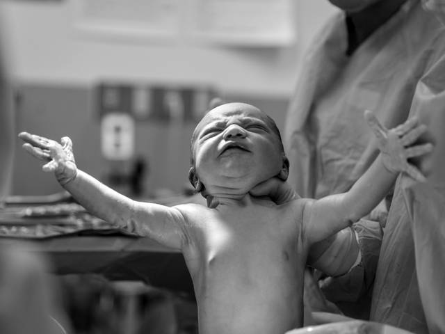 QUEM EU SOU? de COMERÁS O PÃO COM O SUOR DO TEU TRABALHO!