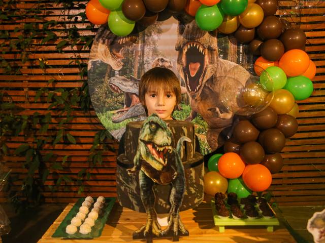 Aniversários Infantis de Roberto 8 anos dinossuaro