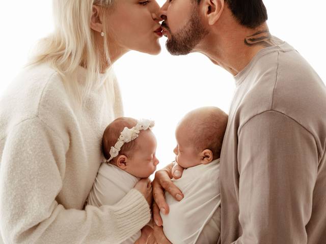 NEWBORN de Sessão de Gémeos Recém-Nascidos em Família | Fotografia em Linda-a-Velha, Lisboa