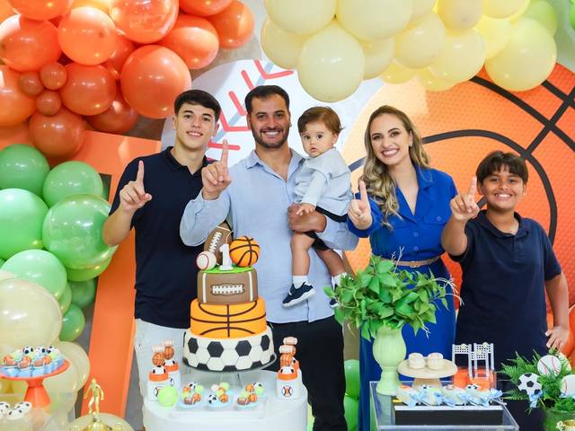 Festa Infantil de Aniversário de 1 ano do Gustavo com Tema Bolas Esportivas