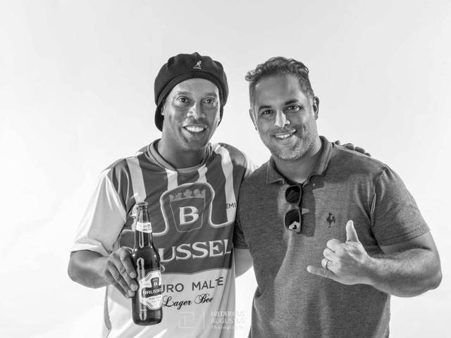 Retrato de Fiz a foto da campanha da Cerveja Brussels com Ronaldinho