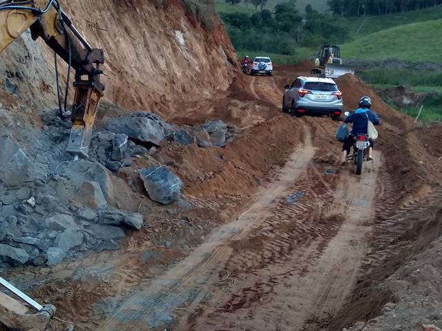 Obras e Infraestrutura de MELHORIA DAS ESTRADAS CORTES DE PEDRAS-20220823