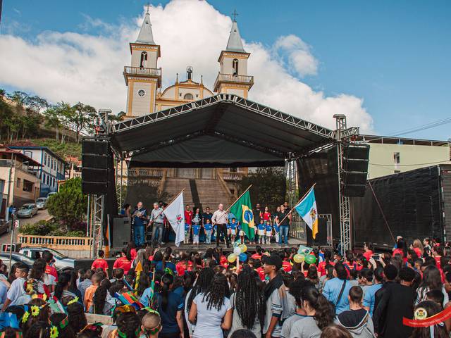 Educação de Desfile da Independência com as Escolas