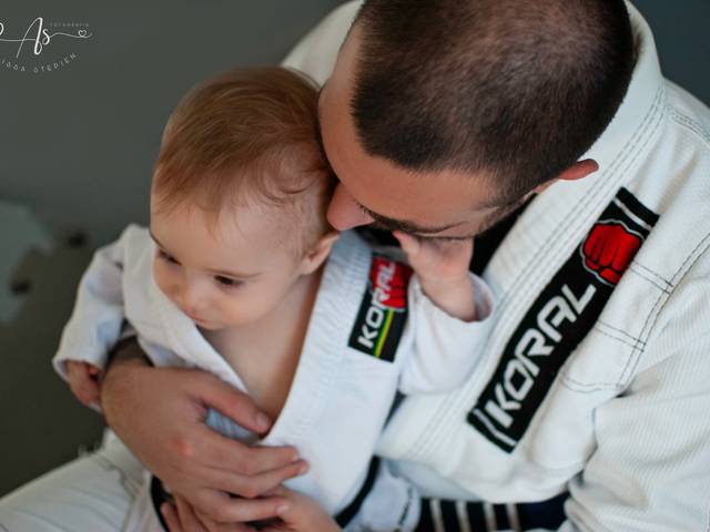 Infantil de Leo e dindo de quimono