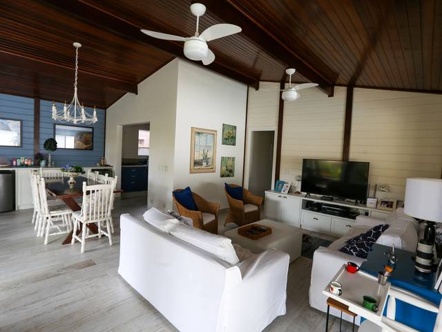 Airbnb  de Casa de praia na bela praia de Guaratuba, litoral norte de São Paulo. 