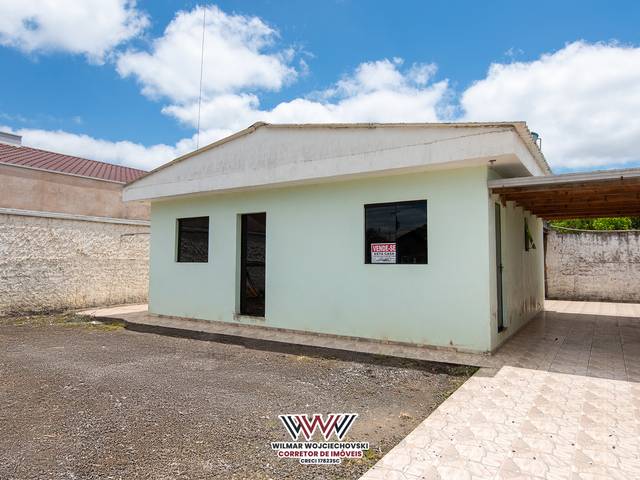 Papanduva de Casa Residencial com Ótima Localização e Espaço de Lazer