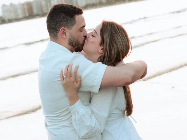 Ensaios de Pedido de casamento surpresa na praia em Santos | Fotografia espontânea no José Menino