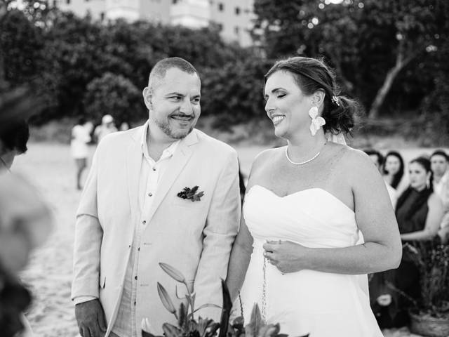 Casamentos de Paola & Diego: O encanto de um mini wedding pé na areia na Praia do Tombo, Guarujá/SP
