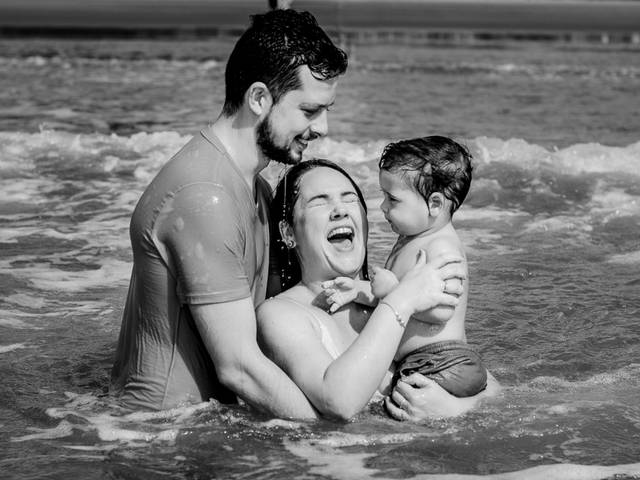 Fotografia de família de Laços à Beira-Mar: Ensaio de Família na Praia