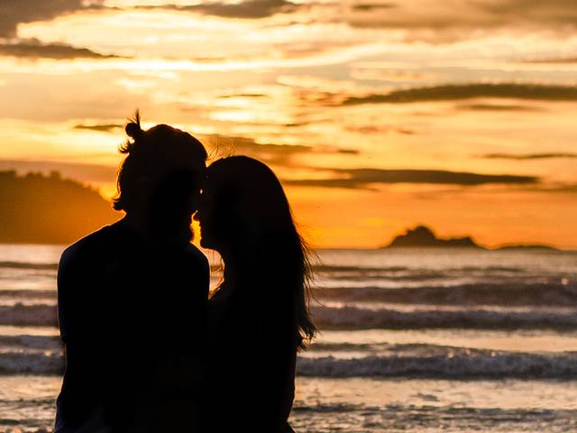 Gestante de Amanhecer de Amor: Ensaio de Gestante na Praia ao Nascer do Sol