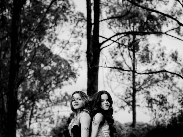 Ensaios de Dupla Beleza: Um Ensaio Encantador Celebrando a Magia das Gêmeas