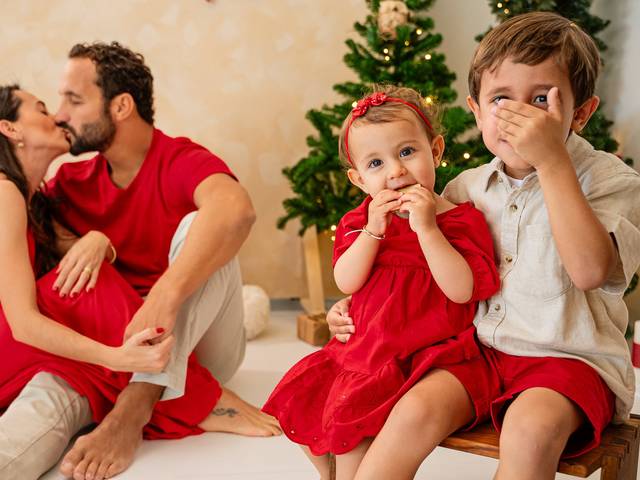 Fotografia de família de Farnanda, Renzo, Lucca e Lunna - ensaio de Natal - Estúdio Thaís de Lima fotografia