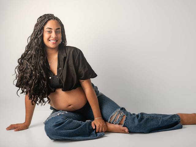 Gestante de Ensaio de gestante da Franciele em estúdio - Peruíbe/SP - Estúdio Thaís de Lima Fotografia