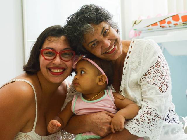 Bebês de Ensaio Infantil Em Casa  - Ensaio Dia das Mães Thaiz & Laila