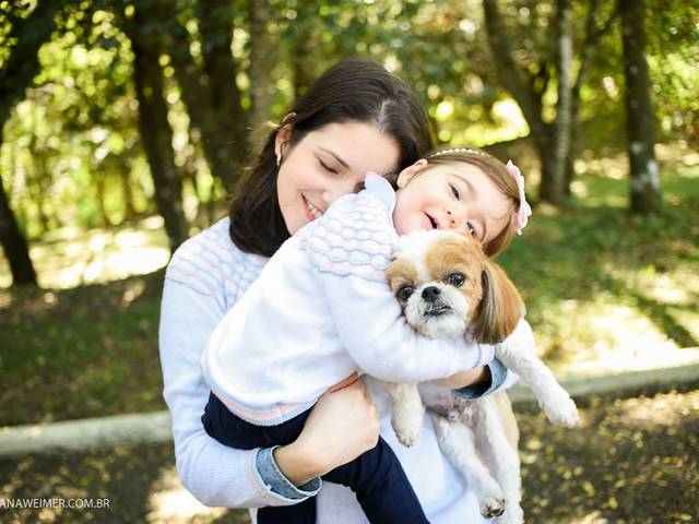 Crianças de Fernanda, seu cãozinho e sua mamãe