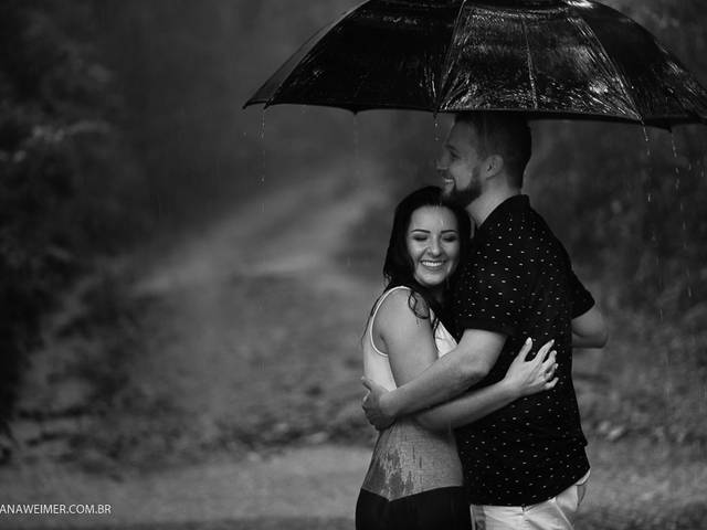 Famílias de Amanda e Eduardo em um dia de chuva