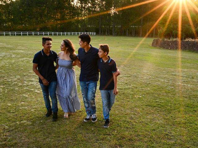 Famílias de Clara, Higor, Vitor e Otávio